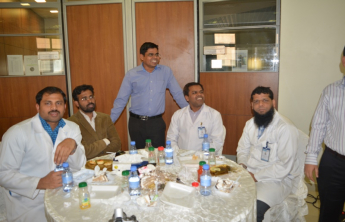 أقام الدكتور تاجدار حسين خان احتفالاً بمناسبة حصوله على درجة أستاذ مشارك 