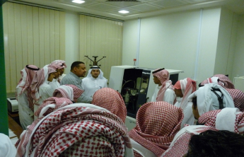زيارة ثانوية العز بن عبدالسلام لمعامل الكلية