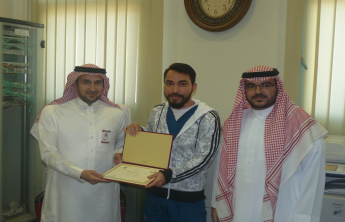 تكريم سعادة عميد الكلية المشاركين في فعالية جرعة مسكن