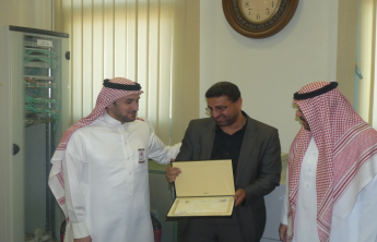 تكريم سعادة عميد الكلية المشاركين في فعالية جرعة مسكن