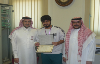 تكريم سعادة عميد الكلية المشاركين في فعالية جرعة مسكن