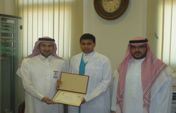 تكريم سعادة عميد الكلية المشاركين في فعالية جرعة مسكن