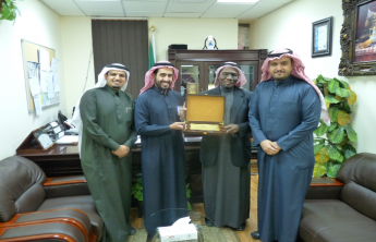تكريم الدكتور مدير مستشفى الملك خالد بالخرج لدعم طلاب وطالبات الكلية المتدربين