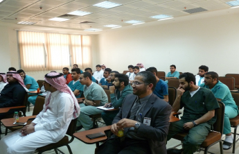 وحدة التوعية الفكرية بكلية الصيدلة تنظم محاضرة تحت عنوان (الأيدي الثلاث) لسعادة الأستاذ الدكتور خالد الدبيان