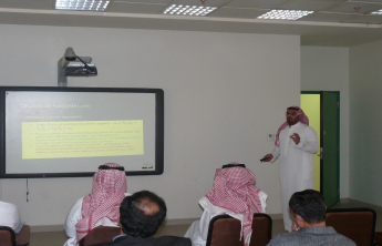 محاضرة الدكتور عبدالله الثميري بعنوان: ( الروابط بين العوامل الاجتماعية والاقتصادية واستخدام ادوية الدهون: تطبيق لنظرية اندرسن الاجتماعية )