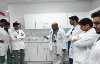 طلاب المستوى التاسع في زيارة قسم السايكلترون والمستحضرات الصيدلانية المشعة بمستشفى الملك فيصل التخصصي ومركز الابحاث بالرياض