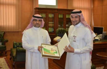تسليم التقرير السنوي 2016م للكلية لكل من وكيل الجامعة للدراسات العليا والبحث العلمي ووكيل الجامعة للشؤون التعليمية والأكاديمية