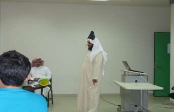 وحدة التوعية الفكرية بكلية الصيدلة تنظم محاضرة تحت عنوان (القبعات الست) لسعادة الدكتور فهد العندس