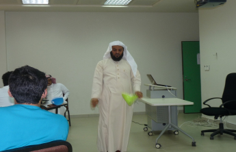 وحدة التوعية الفكرية بكلية الصيدلة تنظم محاضرة تحت عنوان (القبعات الست) لسعادة الدكتور فهد العندس