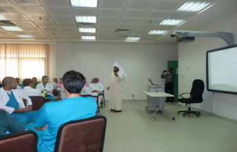 وحدة التوعية الفكرية بكلية الصيدلة تنظم محاضرة تحت عنوان (القبعات الست) لسعادة الدكتور فهد العندس