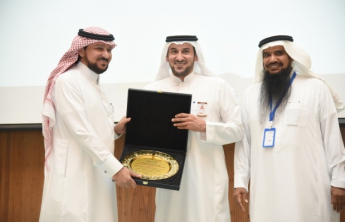 تكريم كلية الصيدلة لتميزها في مجال التوعية الفكرية