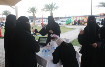 معرض لطالبات الصيدلة في حديقة مصلى العيد