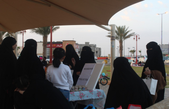 طالبات الصيدلة ينظمن فعالية التثقيف الصحي في حديقة الخزامى