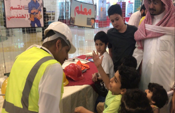 طلاب الصيدلة يدشنون مبادرة فلق (لتنمية الطموح داخل الاطفال)