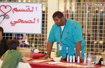 طلاب الصيدلة يدشنون مبادرة فلق (لتنمية الطموح داخل الاطفال)