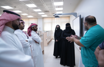 جولة عميدة كلية الصيدلة للمرافق التعليمية في الكلية