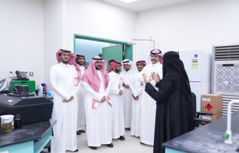جولة عميدة كلية الصيدلة للمرافق التعليمية في الكلية