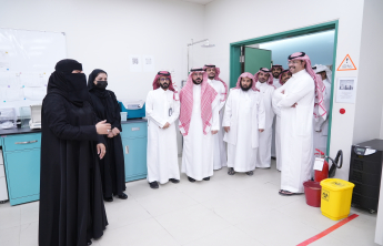 جولة عميدة كلية الصيدلة للمرافق التعليمية في الكلية