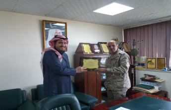 Honoring the director of the Armed Forces Hospitals in Al-Kharj for their support to male and female ‎trainees students ‎